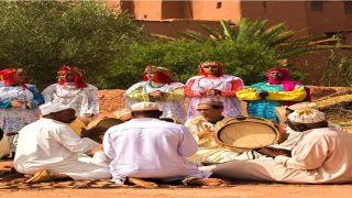 تأثير التقاليد الثقافية على ديناميكيات الأسرة حساساً