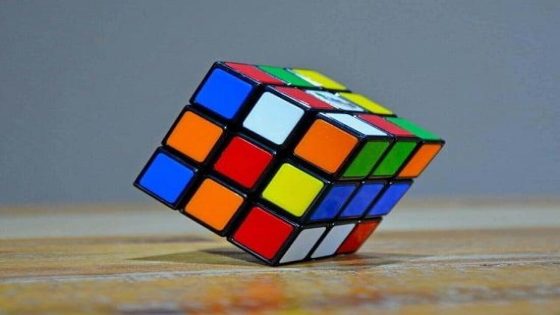 علم حل مكعب روبيك بسرعة: كيف تصبح عبقرياً وموهوباً!